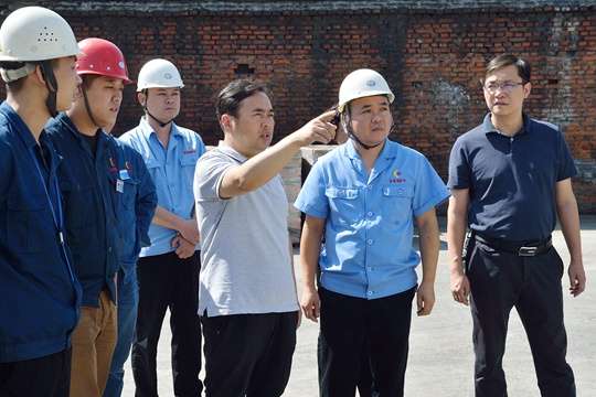 安保亮调研安全生产和环保工作