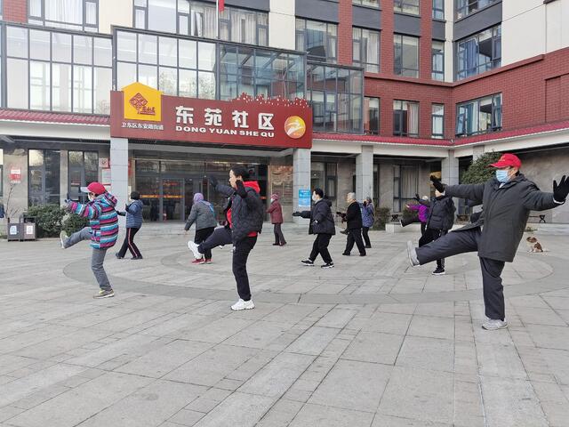 居民在东苑社区党建文化广场上健身休闲朱江淼提供.jpg