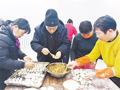在近邻互助厨房内，老人、志愿者和义工一起包饺子 朱江淼提供.jpg