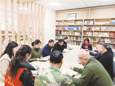 优越路街道地质社区新时代文明实践站开展读书活动 朱江淼 摄.jpg