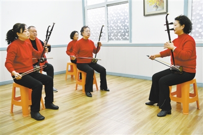 居民在优越路街道华西社区老年大学学习乐器 高鸿勋 摄.jpg