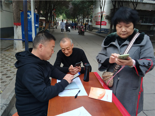 设置信息采集点 方便群众登记.jpg