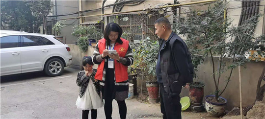 普查员彭朵朵利用休息时间进行信息采集.jpg