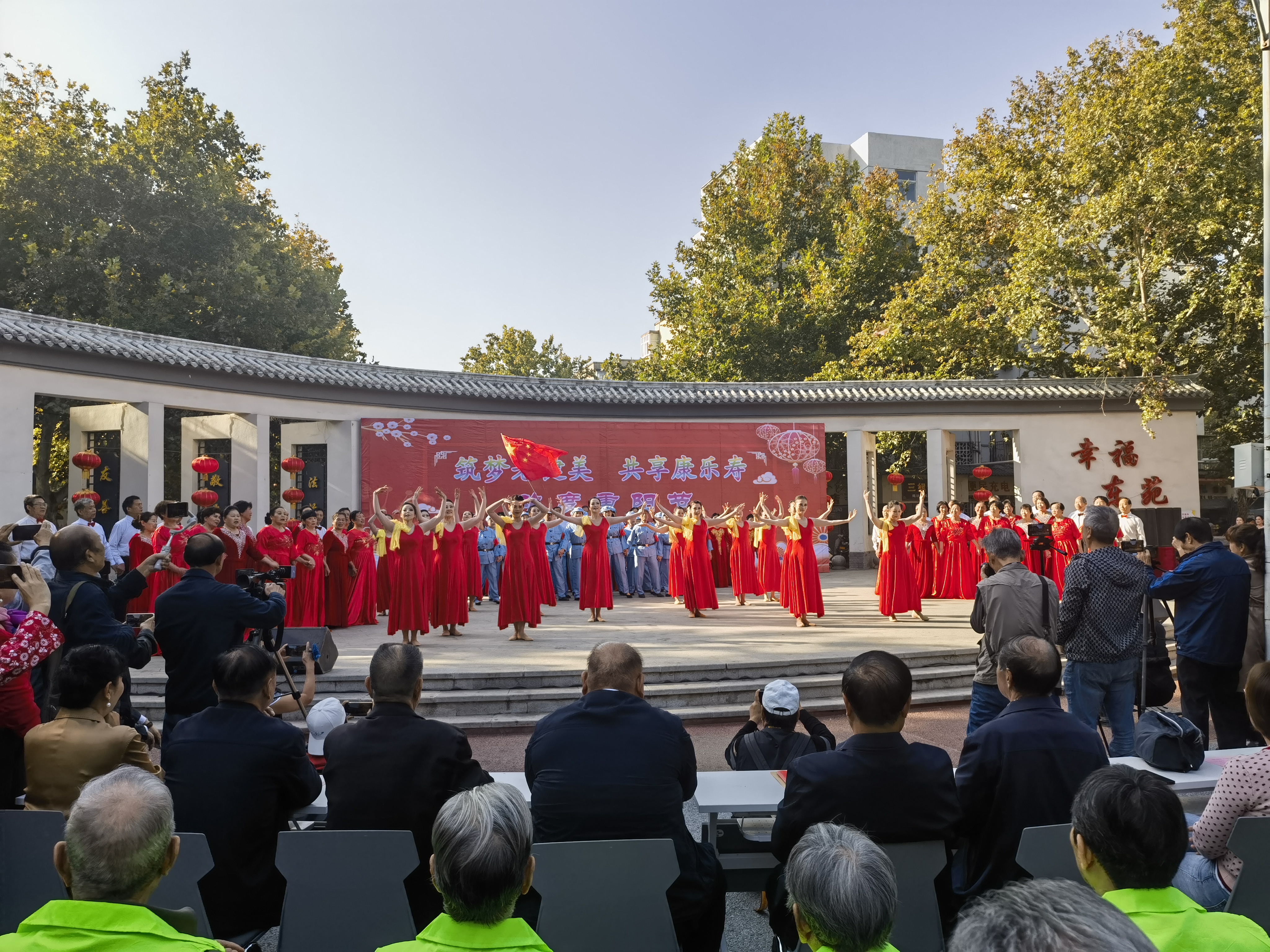 重阳节文艺演出现场 罗通摄影.jpg