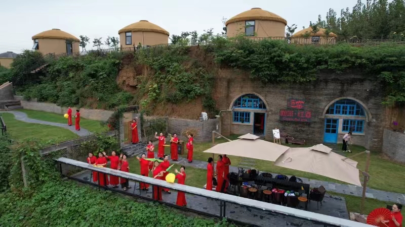 利用废弃窑洞打造的逍窑妙境乡村民宿产业文化园 王京普摄影.jpg