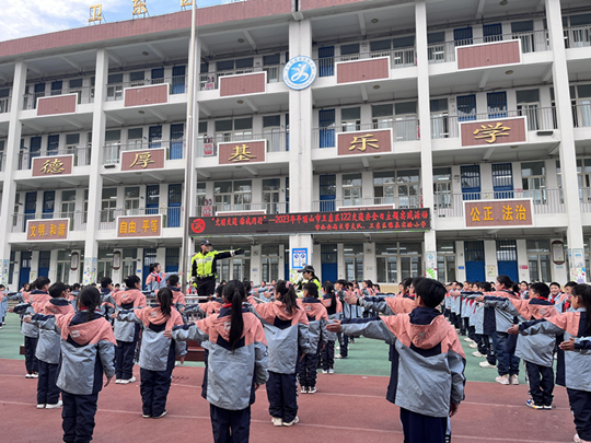 卫东区豫基实验小学的同学们正在认真学习交通手势.jpg