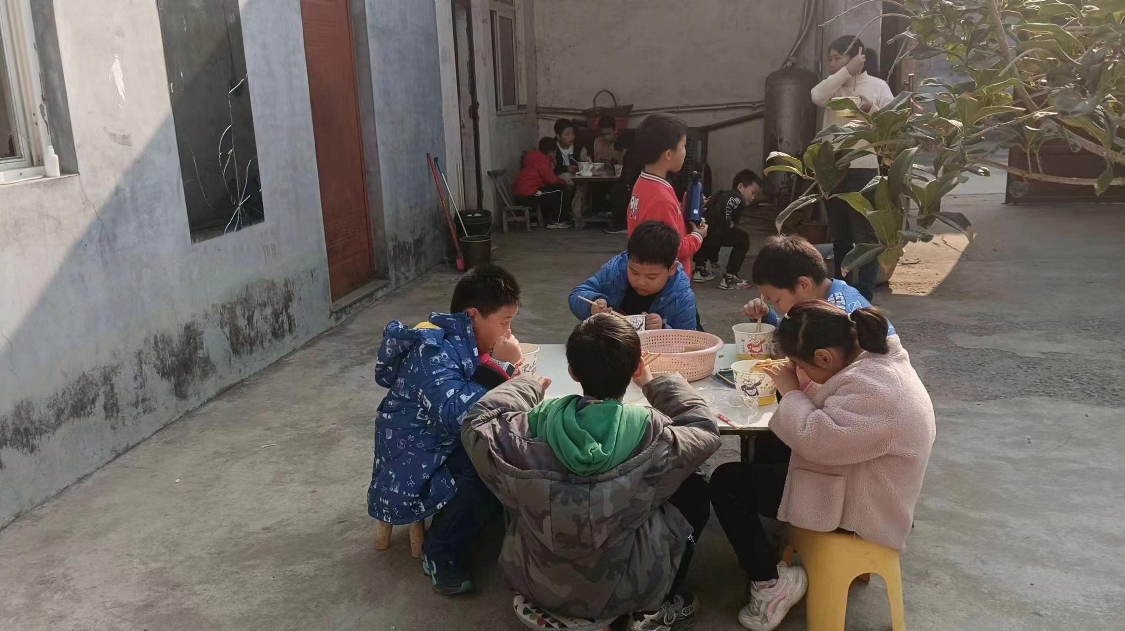 小朋友们正在品尝农家饭 朱江淼提供.jpg