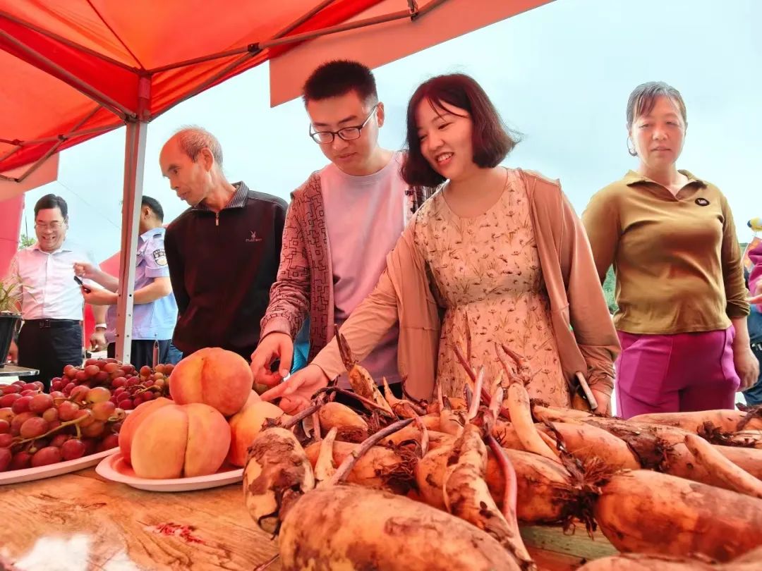 市民在选购农产品 朱江淼提供.jpg