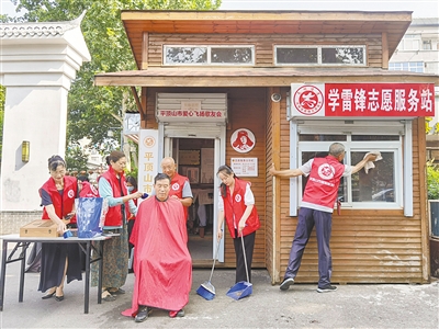 志愿者在东苑社区的爱心小木屋开展志愿服务活动 王亚楠提供.jpg