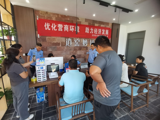 现场办证 朱江淼提供.jpg