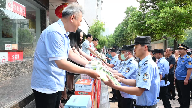捐赠现场 朱江淼提供.jpg