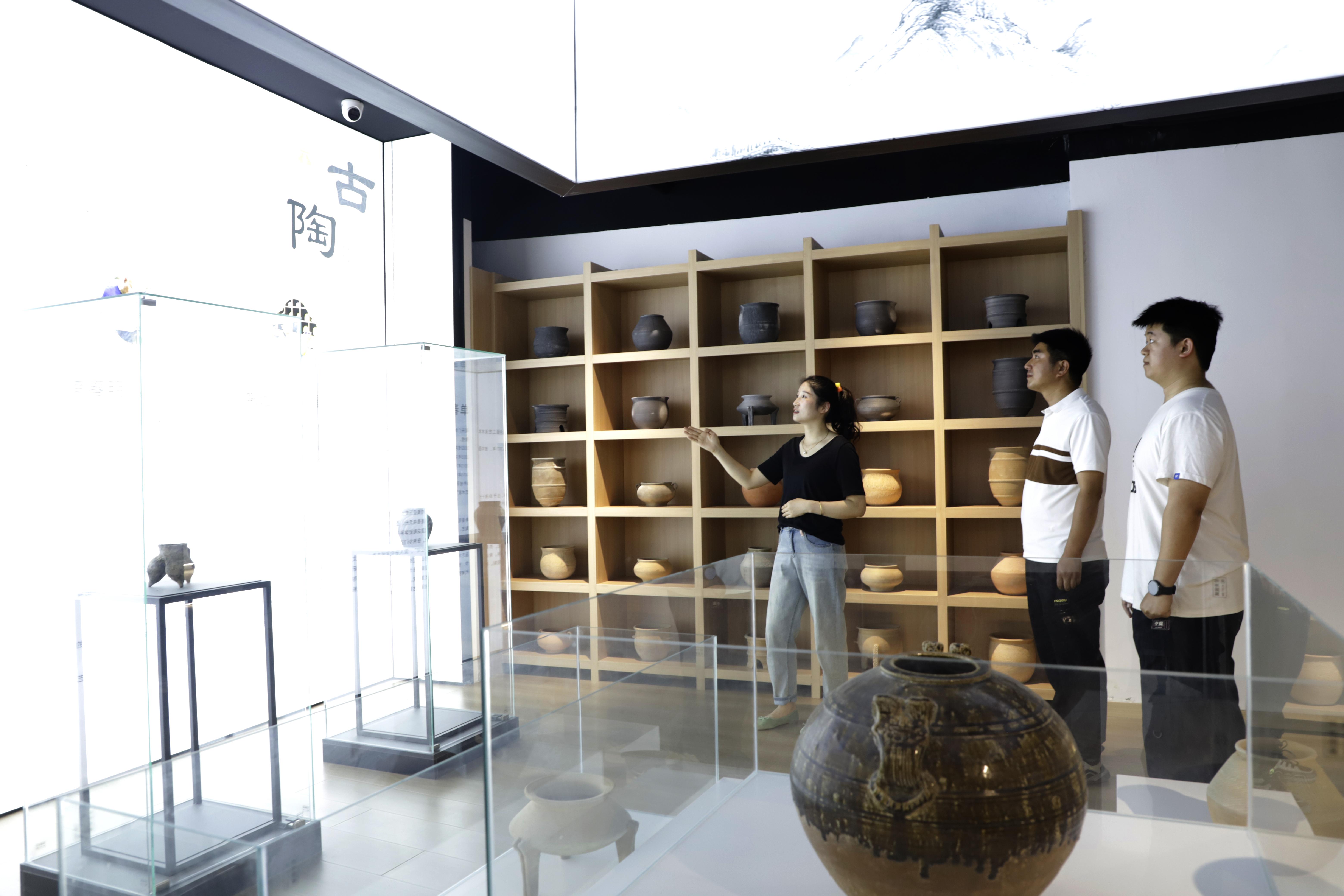 市民在蒲城古陶展厅参观 朱江淼提供.jpg